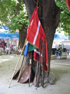 Старинни военни знамена и оръжие. Знамена и пушки