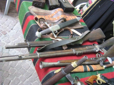 Част от изложеното старинно оръжие. Още пушки