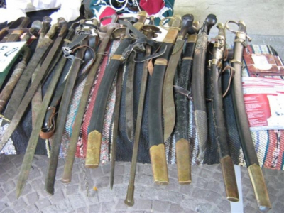 Част от оръжието, показано на откритата изложба, организирана от дружество "Традиция" - Трявна. Саби