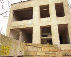 Сградата на летния театър от към входа от предната снимка. Летен театър