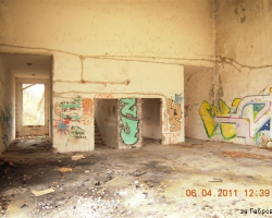 Поглед към единия край на сцената. Сцена