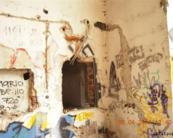 Стената от другата страна на сцената. Стена