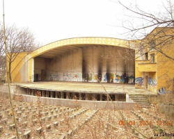 Сцената, изглед от към пейките. Летен театър