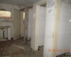 Същите тоалетни, това което е останало от тях. Тоалетните