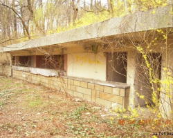 Сграда между пейките за зрителите. Сграда