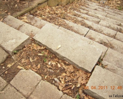 Стъпалата към един от входовете на летния театър. Стъпала от входа