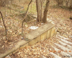 Отново стъпалата към единия от входовете. Стъпала към входа