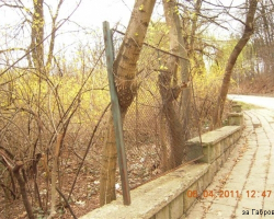 Оградата на летния театър, мястото където е била. Оградата