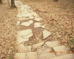 Разбита алея със стъпала Стъпалата в началото