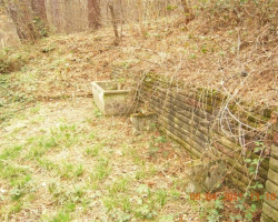 Тук също имаше чешма и пейка Чешма