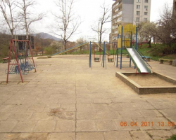 Една от малкото запазени, въобще в Габрово, детски площадки. Детска площадка